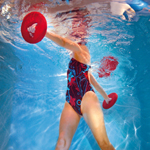 Bild einer Frau beim Aquafitness-Training mit AquaDiscs