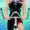Bild einer Frau auf dem Aqua-Bike unter Wasser