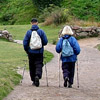Bild eines Paares beim Nordic Walking