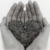 Bild zweier Hande mit Sand gefüllt in Form eines Herzens