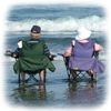 Bild eines älteren Paares, die am Strand auf Stühlen sitzen und aufs Meer schauen in der Rubrik Witze - Senioren-Witze