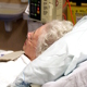 Bild einer Patientin im Krankenbett